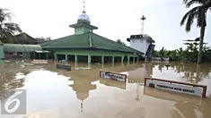 Masjid di kawasan Perumahan Pondok Gede Permai, Bekasi, Jawa Barat, Kamis (21/4). Banjir dengan ketinggian tiga meter yang berasal dari meluapnya Sungai Cikeas. (Liputan6.com/ Immanuel Antonius)