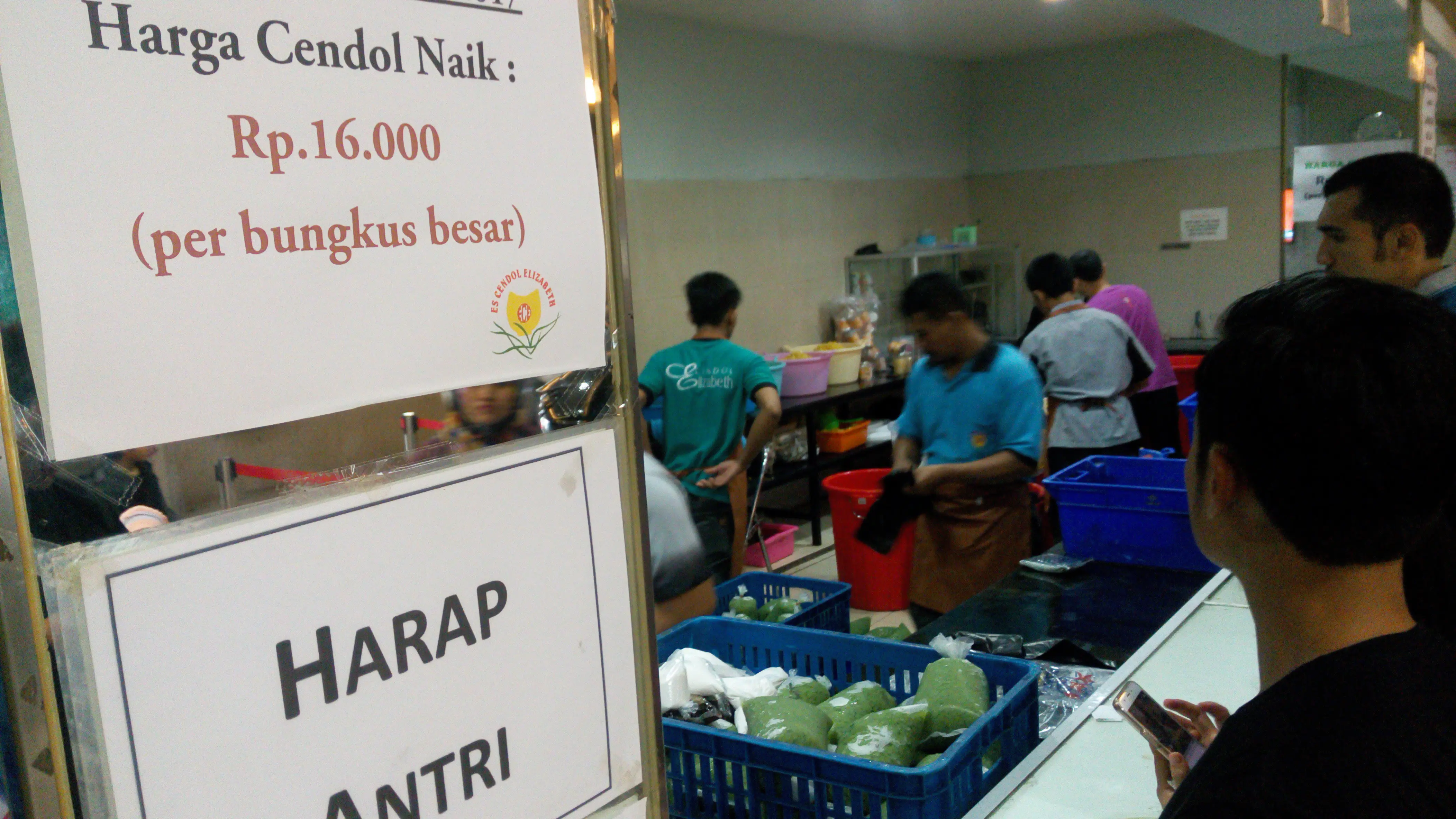 Toko Es Cendol Elizabeth di Jalan Inhoftank No 64, Kota Bandung, selalu ramai diserbu warga baik dari dalam maupun luar kota. (Liputan6.com/Huyogo Simbolon)