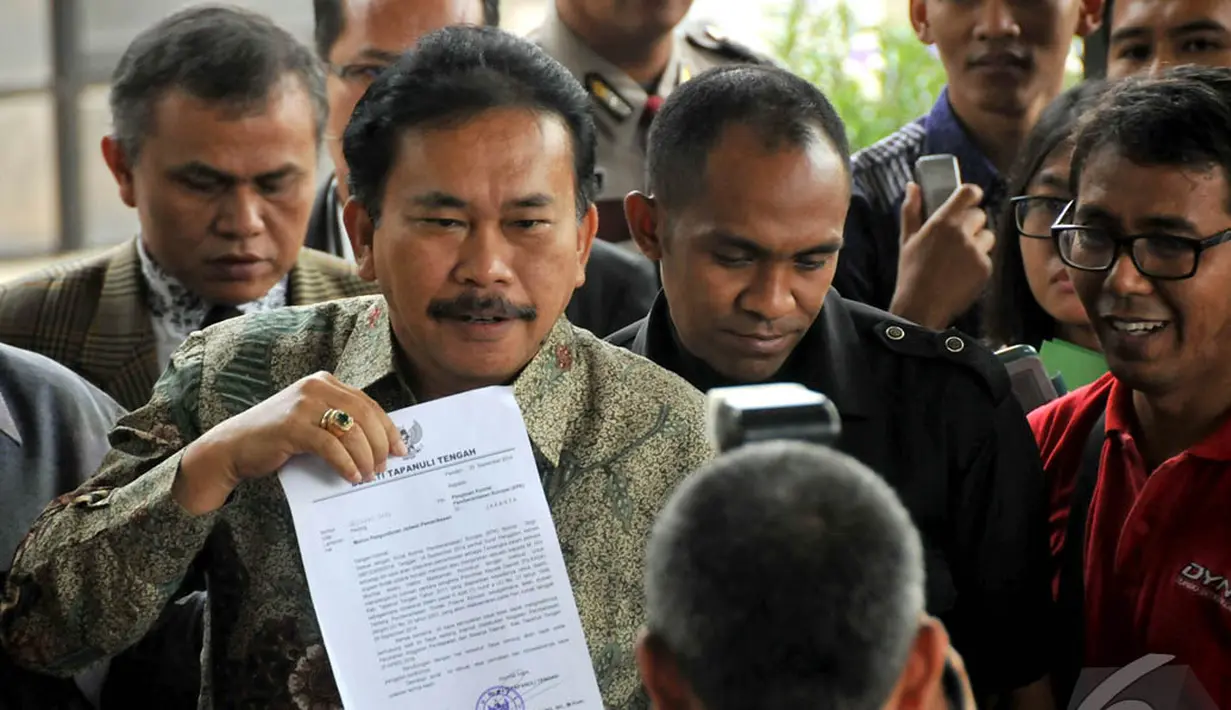 Bupati Tapanuli Tengah Raja Bonaran Situmeang memperlihatkan dokumen harta kekayaannya terhadap awak media sebelum menjalani pemeriksaan oleh KPK, Jakarta, Senin (6/10/2014) (Liputan6.com/Miftahul Hayat)