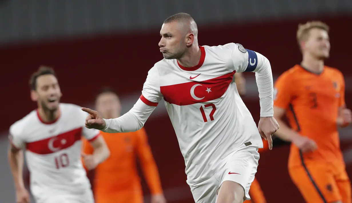 Pemain Turki, Burak Yilmaz, melakukan selebrasi usai mencetak gol ke gawang Belanda pada laga kualifikasi Piala Dunia 2022 di Stadion Olimpiade Ataturk, Kamis (25/3/2021). Turki menang dengan skor 4-2. (Murad Sezer/Pool Photo via AP)