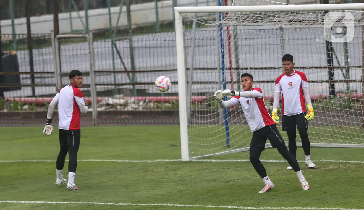 Untuk diketahui, timnas Indonesia u-20 akan bersaing bersama 44 negara lain untuk memperebutkan 15 tiket menuju Piala Asia U-20. Piala Asia U-20 akan digelar di China pada 6–23 Februari 2025. (Liputan6.com/Angga Yuniar)