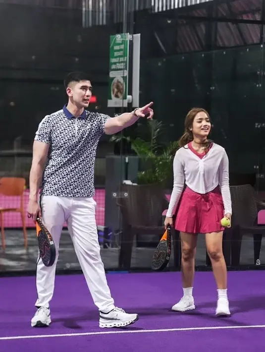 Fuji tampil dengan riasan natural. Rambut panjang coklat diikat ke belakang.  [@mybramastavrl]