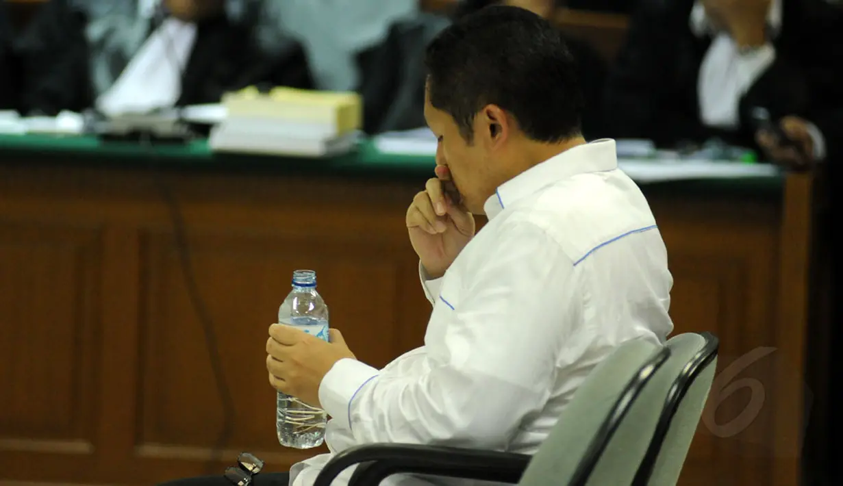 Ekspresi Anas Urbaningrum saat istirahat disela-sela pembacaan nota pembelaan dirinya di Pengadilan Tipikor Jakarta, (18/9/2014). (Liputan6.com/Helmi Fithriansyah)