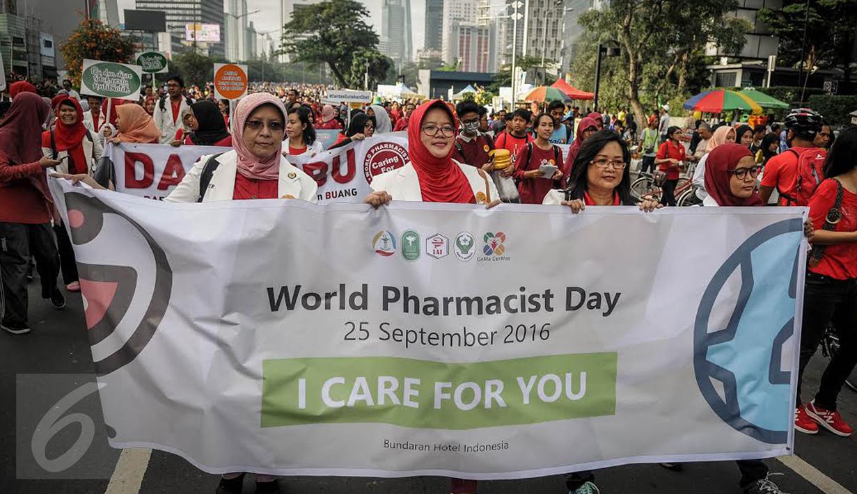 Peserta dari ISMAFARSI membentangkan spanduk saat melakukan longmarch memperingati Hari Apoteker Sedunia di kawasan Car Free Day, Jakarta, Minggu (25/9). Mereka mengajak masyarakat cerdas menggunakan obat, termasuk DaGuSiBu. (Liputan6.com/Faizal Fanani)