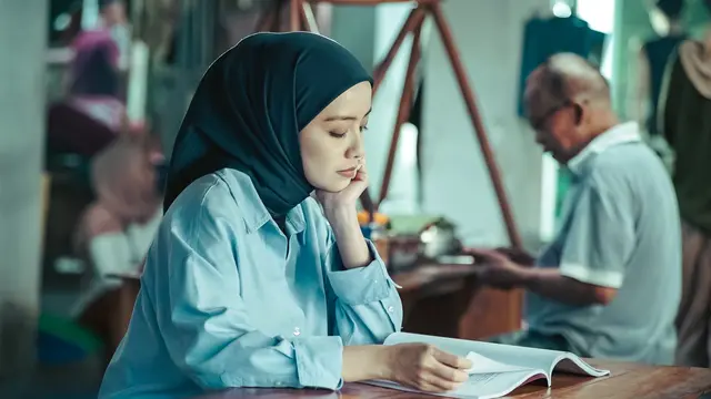 Salah satu adegan film Cinta Tak Pernah Tepat Waktu. (Foto: Dok. Dapur Film/ Seven Skies Motion/ IMDb)