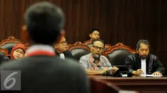 Wakil Ketua KPK non aktif, Bambang Widjojanto mendengarkan kesaksian saksi ahli saat sidang uji materi UU KPK di Gedung MK, Jakarta (10/6/2015). Bambang sebagai pemohon menggugat Pasal 32 ayat 2 UU KPK. (Liputan6.com/Johan Tallo)