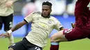Gelandang Manchester United, Fred berusaha merebut bola yang dibawa pemain West Ham, Declan Rice selama pertandingan lanjutan Liga Inggris di stadion London (22/9/2019). West Ham menang 2-0 atas Manchester United. (AP Photo/Nigel French)