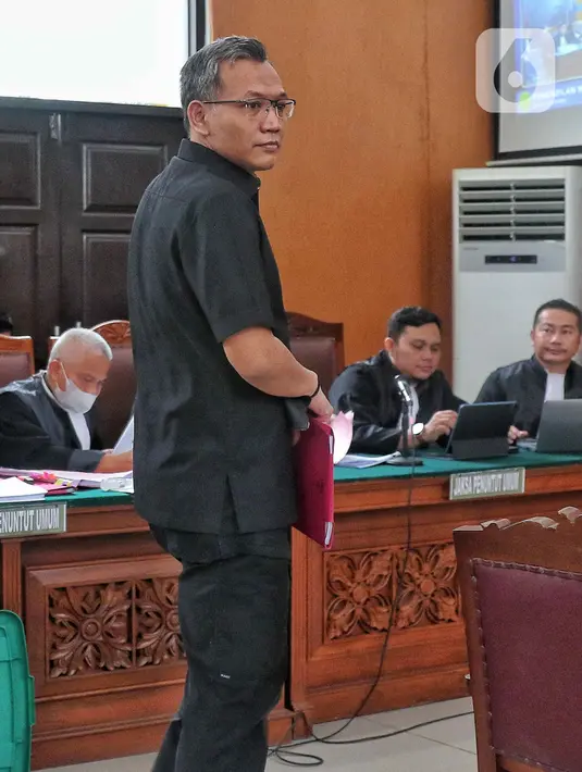Terdakwa kasus perintangan proses penyidikan pembunuhan berencana terhadap Nofriansyah Yosua Hutabarat atau Brigadir J, Agus Nurpatria bersiap mengikuti sidang di Pengadilan Negeri Jakarta Selatan, Kamis (27/10/2022). Agus diketahui didakwa merintangi proses penyidikan kasus pembunuhan terhadap Nofriansyah Yosua Hutabarat atau Brigadir J. Dia didakwa bersama Ferdy Sambo, Arif Rahman Arifin, Hendra Kurniawan, Chuck Putranto, Irfan Widyanto, dan Baiquni Wiboro. (Liputan6.com/Angga Yuniar)