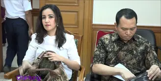 PA Jakarta Selatan, Selasa (20/10) mengabulkan gugatan cerai Andi Soraya terhadap Rudi Sutopo. Putusan ini membuat Andi Soraya harus menyandang status dua kali menjanda.