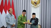 Pengurus Presidium Nasional Ikatan Keluarga Alumni Pesantren Tebuireng (PRESNAS IKAPETE) bersilahturahmi dengan Wakil Presiden (Wapres) Ma&rsquo;ruf Amin, di kediaman resmi Wapres, Jakarta Pusat, Jumat (17/05/2024) (BPMI Setwapres)