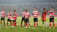 Para Pemain Madura United tengah bersiap melawan Persiba Balikpapan pada laga Torabika SC2016 di Stadion Gelora Bangkalan, Senin(13/6/2016).  (Bola.com/Nicklas Hanoatubun)