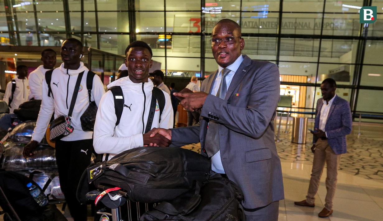 <p>Duta Besar Senegal untuk Indonesia, Abdoulaye Barro (kanan) menjabat tangan Kapten Timnas Senegal U-17, Amara Diouf saat menyambut kedatangan di Terminal 3 Bandara Soekarno Hatta, Tangerang, Banten menjelang Piala Dunia U-17 2023 pada Rabu (01/11/2023). (Bola.com/Bagaskara Lazuardi)</p>
