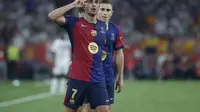 Pemain depan Barcelona asal Spanyol #07 Ferran Torres merayakan gol kedua timnya dalam pertandingan final Copa del Rey (Piala Raja) antara FC Barcelona dan Real Madrid CF di Stadion La Cartuja di Seville pada Minggu (27/4/2025). (Pierre-Philippe MARCOU / AFP)