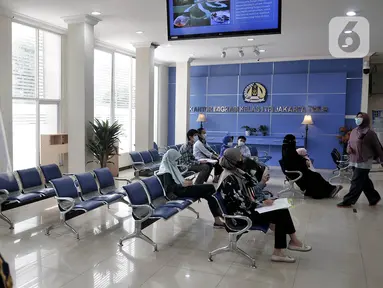 Aktivitas layanan keimigrasian di Kantor Imigrasi Kelas I TPI Jakarta Timur, Senin (15/6/2020). Direktorat Jenderal Imigrasi mulai kembali membuka layanan kantor imigrasi di seluruh Indonesia setelah memberlakukan pembatasan pelayanan sejak 24 Maret 2020 akibat Covid-19. (merdeka.com/Iqbal S Nugroho