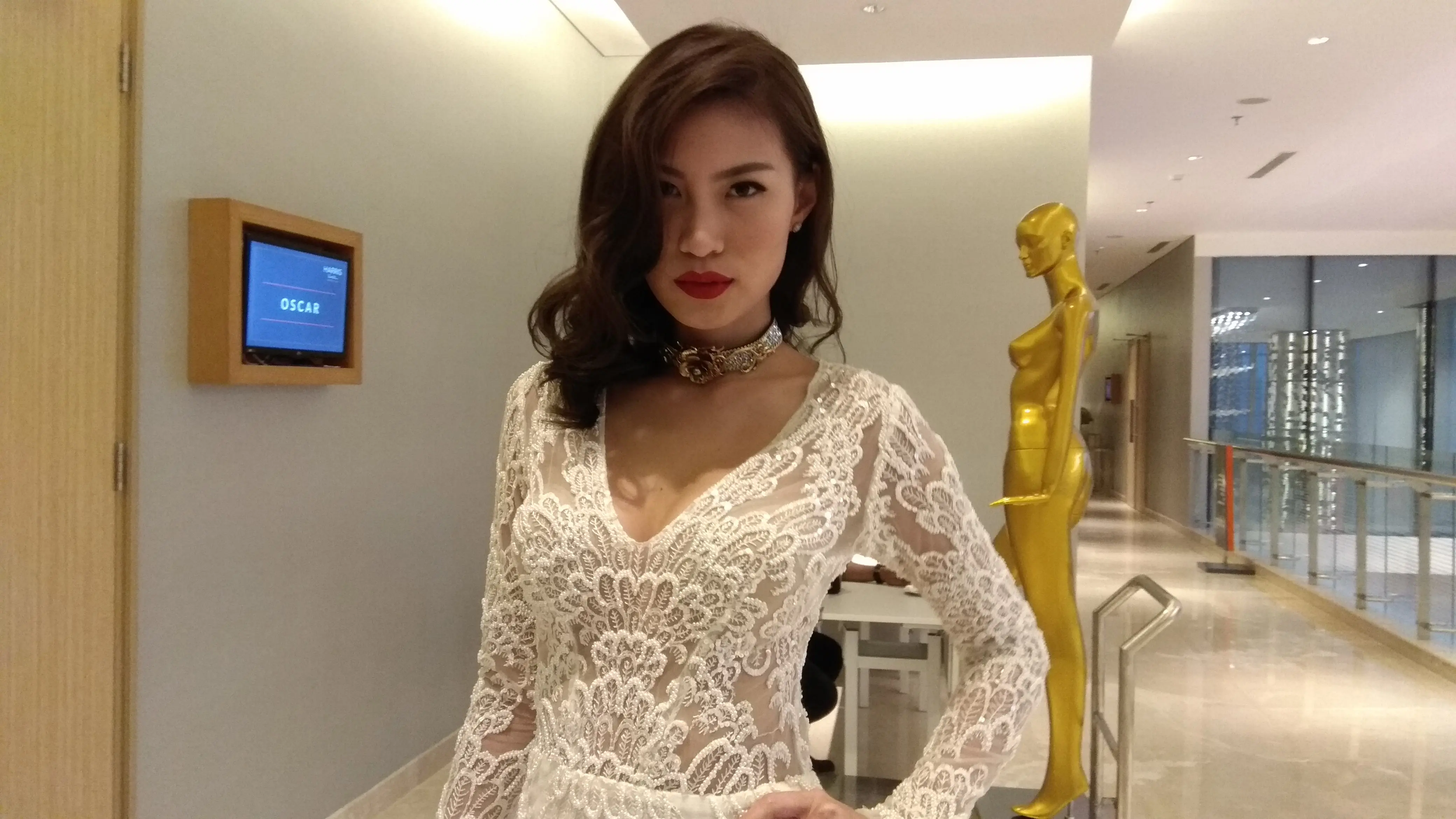 Patricia Gouw jadi salah satu model dalam pembukaan acara di Hotel Harris Vertu Harmoni (Foto: Meiristica Nurul)