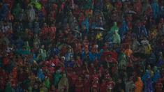 Para pendukung Bali United atau Semeton Dewata, memberi dukungan di tengah hujan deras saat laga Piala Presiden 2017 melawan Borneo FC di Stadion I Wayan Dipta, Bali, Senin (13/2/2017). (Bola.com/Vitalis Yogi Trisna)