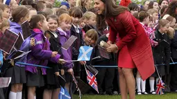 Kedatangan Duchess of Cambridge, Catherine Elizabeth Middleton, disambut hangat ratusan pelajar dan masyarakat Crieff, Skotlandia, (29/5/2014). (REUTERS/Andrew Milligan)