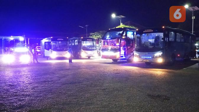 Bus yang mengantarkan para TKI Madura setibanya di Terminal Bangkalan.