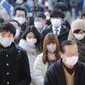 Orang-orang yang memakai masker wajah melakukan tradisi doa untuk Tahun Baru pada hari kerja pertama tahun ini di Kuil Kanda Myojin, di Tokyo, Jepang, Senin (4/1/2021).  Masyarakat Jepang berdoa bersama di kuil tersebut untuk memohon kelancaran bisnis. (AP Photo/Koji Sasahara)