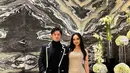 Randy Martin tampil begitu gagah dengan setelan serba hitam yang dihiasi aksen putih di bagian blazer. Potongan rapi dengan sentuhan modern membuat penampilannya terlihat klasik namun tetap stylish.  [@lyodraofficial/@randymartinnn].