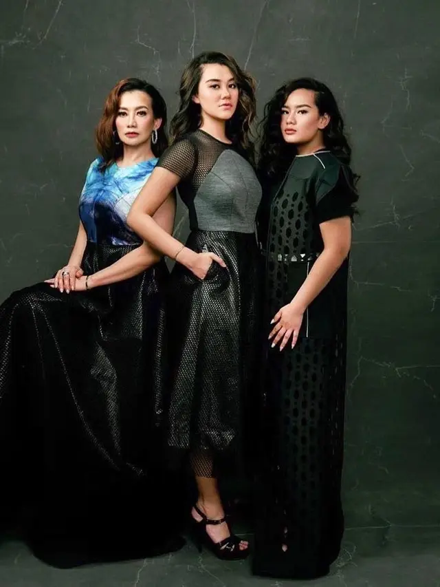 7 Potret Kebersamaan Zahwa dan Aaliyah Massaid, Sibling Goals Banget
