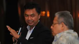 Pendiri Foreign Policy Community of Indonesia, Dr. Dino Patti Djalal (kiri) memberikan pernyataan saat diskusi "Assessing President Joko Widodo's Visits to Japan and China" yang dihelat di SCTV Tower, Jakarta, (1/4/2015). (Liputan6.com/Helmi Fithriansyah)