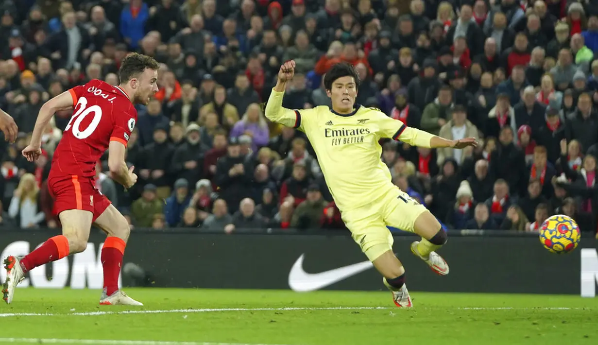 Pemain Liverpool Diogo Jota (kiri) mencetak gol ke gawang Arsenal pada pertandingan sepak bola Liga Inggris di Stadion Anfield, Liverpool, Inggris, 20 November 2021. Liverpool menang 4-0. (AP Photo/Jon Super)