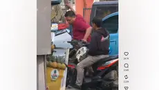 Ngamuk Diserempet, Pengemudi Alphard Rusak Motor Pakai Batu