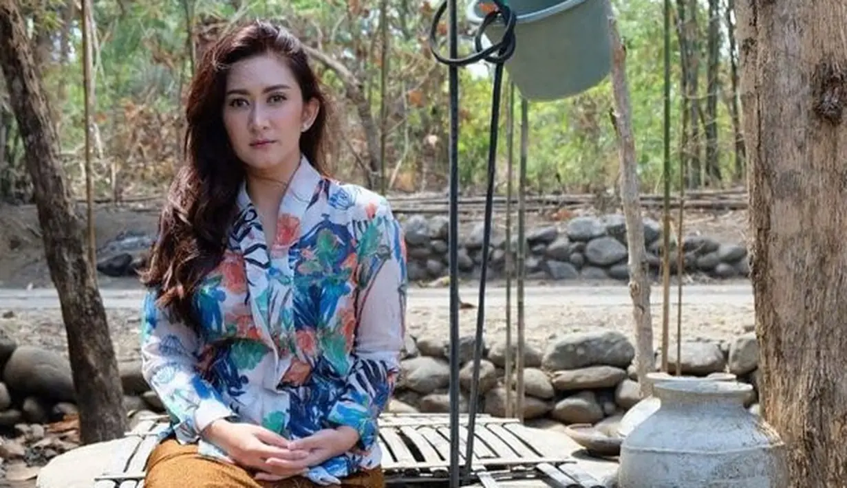 <p>Di saat sudah menggunakan kebaya dengan motif yang ramai, maka kamu bisa mengandalkan kain dengan warna dasar netral tanpa motif yang berlebih. Paduan keseluruhannya memberikan kesan selaras yang indah dipandang mata.</p>