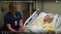 Perawat ini menghibur pasien dengan bakatnya. (sumber. Youtube.com)