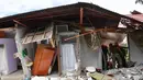 Pemerintah setempat menetapkan status bencana untuk membantu upaya tanggap darurat dan bantuan. (TED ALJIBE/AFP)