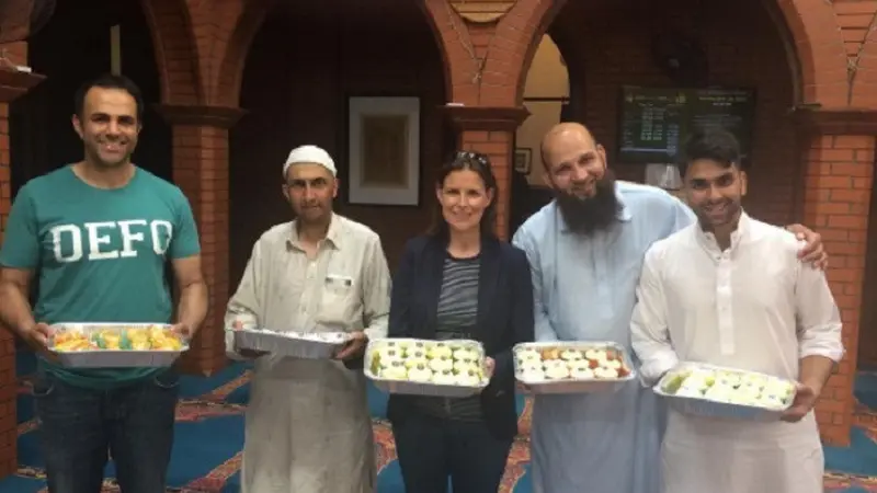 Nicola Dolan saat menghantarkan kue kepada pengunjung masjid di Dubai (Instagram/bakedownbarriers)