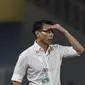 Pelatih Malaysia, Tan Cheng Hoe, mengamati anak asuhnya saat melawan Timnas Indonesia pada laga Kualifikasi Piala Dunia 2022 di SUGBK, Jakarta, Kamis (5/9). Indonesia kalah 2-3 dari Malaysia. (Bola.com/Vitalis Yogi Trisna)