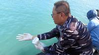 Danlantamal III, Marsma Uki Prasetya, Lepas Liarkan Benur ke Laut Banten. (Minggu, 01/06/2025). (Yandhi Deslatama/Liputan6.com).