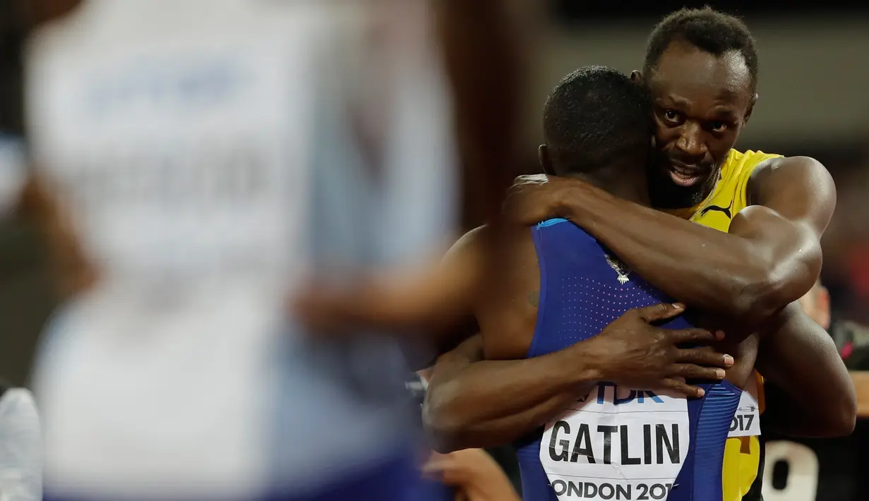 Pelari AS, Justin Gatlin memeluk Usain Bolt setelah menjadi juara pada lomba lari 100 meter Kejuaraan Dunia Atletik 2017 di Stadion London, Minggu (6/8). Usai kemenangannya, Gatlin meminta maaf dan berlutut di hadapan Bolt. (AP/Matthias Schrader)