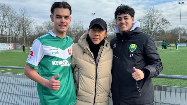 Pelatih Timnas Indonesia, Shin Tae-yong bersama Jens Raven (kanan) dan Rafael Struick (kiri).