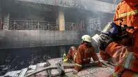 Petugas Pingsan Kelelahan Padamkan Api Pasar Senen