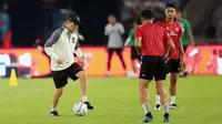 Pelatih Timnas Indonesia, Shin Tae-yong (kiri), menunjukkan kebolehannya dalam mengolah si kulit bundar dihadapan Marselino dan Rahmat Irianto saat sesi latihan menjelang laga FIFA Matchday melawan Timnas Argentina di Stadion Utama Gelora Bung Karno (SUGBK), Jakarta, Minggu (18/06/2023). (Bola.com/Bagaskara Lazuardi)