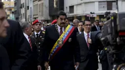 Presiden Venezuela, Nicolas Maduro (tengah) tiba di majelis nasional di Caracas, (6/7/2015). Negara OPEC menuntut penghentian eksplorasi minyak yang dilakukan Exxon Mobil Corp di wilayah yang dikenal sebagai Essequibo. (REUTERS/Jorge Dan Lopez)