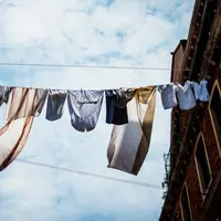 Ilustrasi pakaian yang dijemur. (dok. unsplash.com/Asnida Riani)