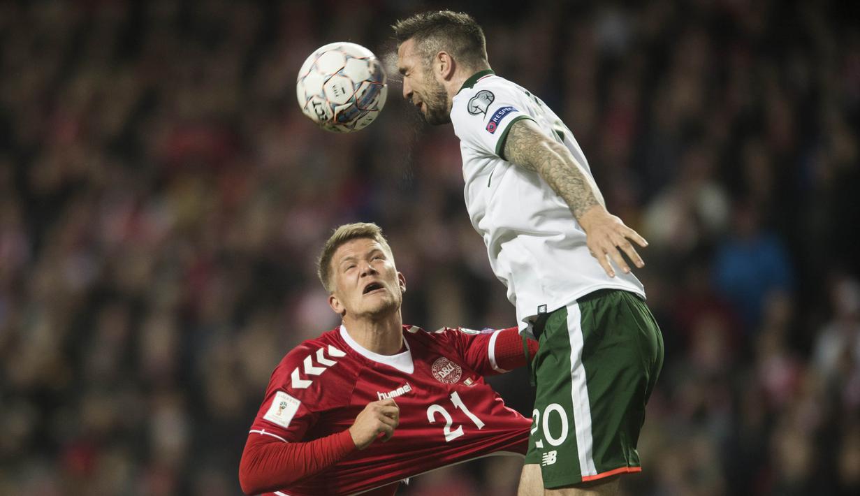 Bek Irlandia, Shane Duffy, membuang bola dari gelandang Denmark, Andreas Cornelius, pada laga Kualifikasi Piala Dunia 2018 di Stadion Telia Parken, Kobenhavn, Minggu (12/11/2017). Kedua negara bermain imbang 0-0. (AP/Gregers Tycho)