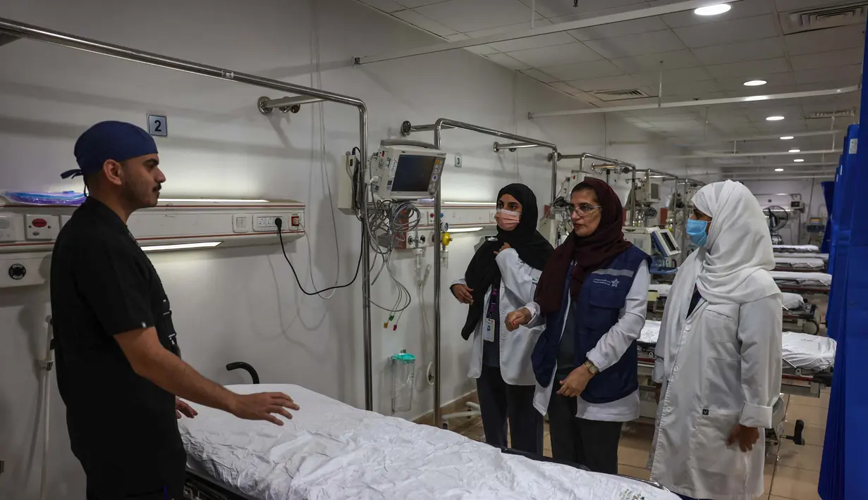 Petugas medis Arab Saudi bekerja di unit perawatan sengatan panas di Rumah Sakit Darurat Mina di kota suci Mekkah pada 1 Juni 2025. (HAZEM BADER/AFP)