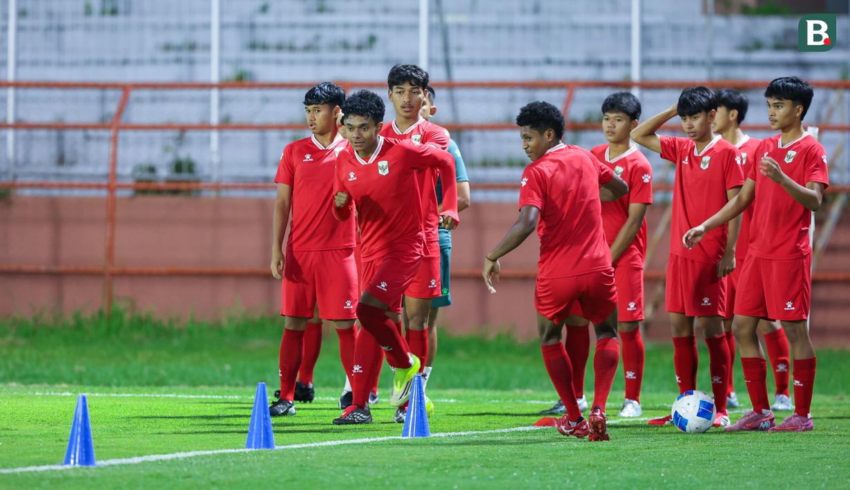 Di sisi lain, Timnas Vietnam U-17 tampil trengginas. Mereka berhasil menyapu bersih kemenangan dalam dua laga dan membuat Timnas Vietnam U-17 kukuh di puncak Grup A dengan nilai enam. Adapun Timnas Indonesia U-17 berada di peringkat ketiga dengan nilai tiga, kalah head to head dari Malaysia di urutan kedua. (Bola.com/M Iqbal Ichsan)