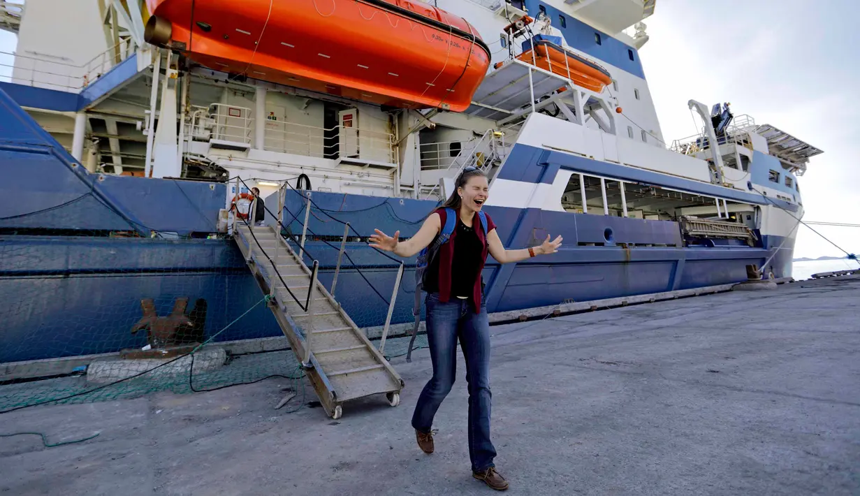 Peneliti Daria Gritsenko melangkah ke darat untuk pertama kalinya sejak berlayar di kapal pemecah es Finlandia MSV Nordica saat tiba di Nuuk, Greenland (29/7). (AP Photo/David Goldman)