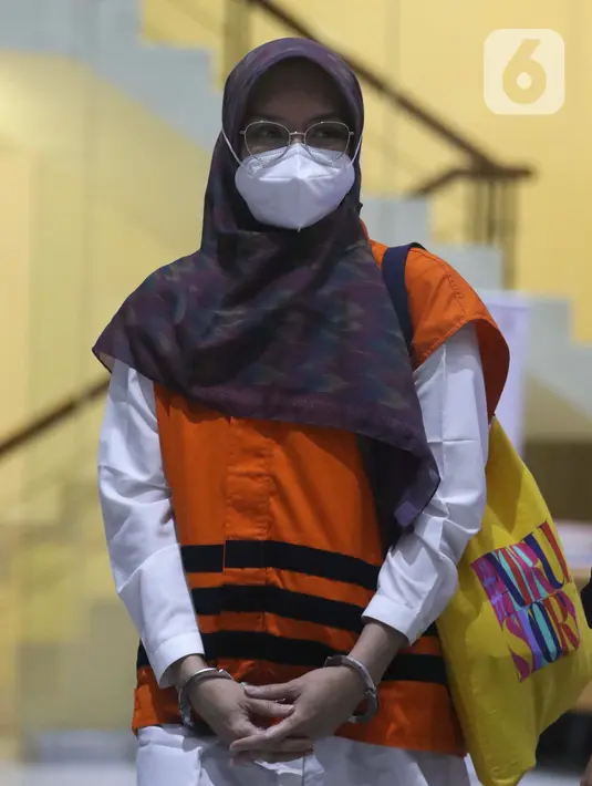 Bupati Probolinggo, Puput Tantriana Sari usai menjalani pemeriksaan di Gedung KPK Jakarta, Selasa (7/9/2021). Sebelumnya, Puput bersama suaminya, Hasan Aminuddin terkena OTT KPK, Senin (30/8) lalu terkait dugaan suap seleksi jabatan di Pemkab Probolinggo tahun 2021. (Liputan6.com/Helmi Fithriansyah)