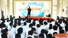 Citizen6, Yogyakarta: DPU Daarut Tauhiid Yogyakarta bekerja sama dengan Dyandra Promosindo sebagai donatur, mengadakan pembagian kaca mata Gratis untuk anak-anak SMPN. Acara ini diselenggarakan Rabu (19/10) di SMPN 2 Pajangan Bantul. (Pengirim: Yudhi Widy