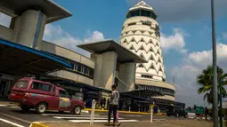 Orang-orang berjalan di terminal utama Bandara Robert Mugabe yang baru berganti nama, di Harare, Kamis (9/11). Nama Bandara Harare yang sudah beroperasi sejak 1957 itu diganti dengan nama dari Presiden Zimbabwe, Robert Mugabe. (Jekesai NJIKIZANA/AFP)