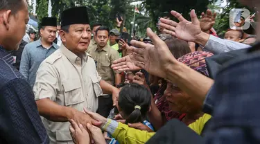 Calon Presiden nomor urut 2 Prabowo Subianto menyapa warga saat berziarah ke makam ayahnya Soemitro Djojohadikusumo di TPU Karet Bivak, Jakarta, Kamis (15/2/2024). (Liputan6.com/Angga Yuniar)