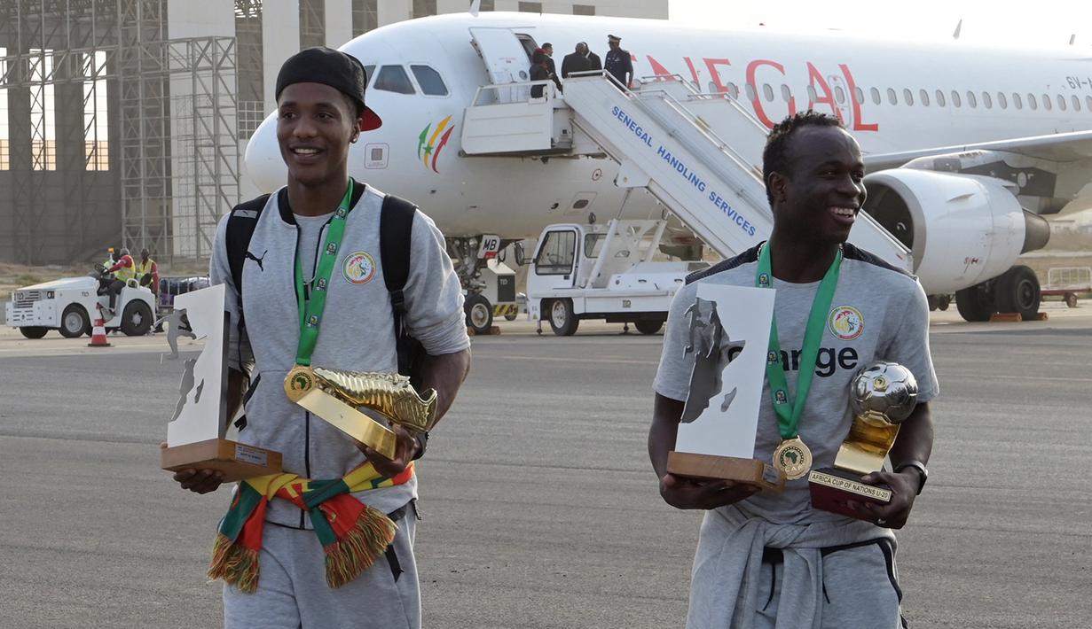 Pemain Timnas Senegal U-20, Pape Demba Diop (kiri) berhasil menjadi pencetak gol terbanyak di TotalEnergies U-20 Africa Cup of Nations yang berlangsung di Mesir. Pemain berusia 19 tahun yang bermain di klub Belgia Zulte Waregem mencetak lima gol di ajang tersebut dan sukses membawa negaranya untuk bertanrung di Piala Dunia U-20 2023. (AFP/Seyllou)