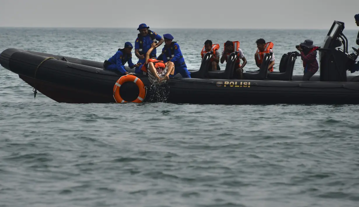simulasi penyelamatan pengungsi luar negeri, dalam keadaan emergency di perairan Aceh. (CHAIDEER MAHYUDDIN / AFP)
